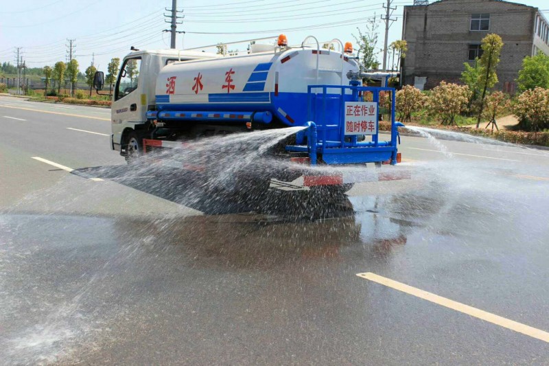 凱馬5噸灑水車后面圖