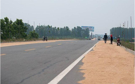 農(nóng)民在馬路上曬麥子，灑水車來了怎么辦