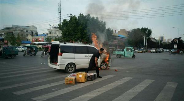 燃燒的面包車