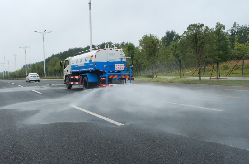 東風綠化灑水車后花灑降溫除塵