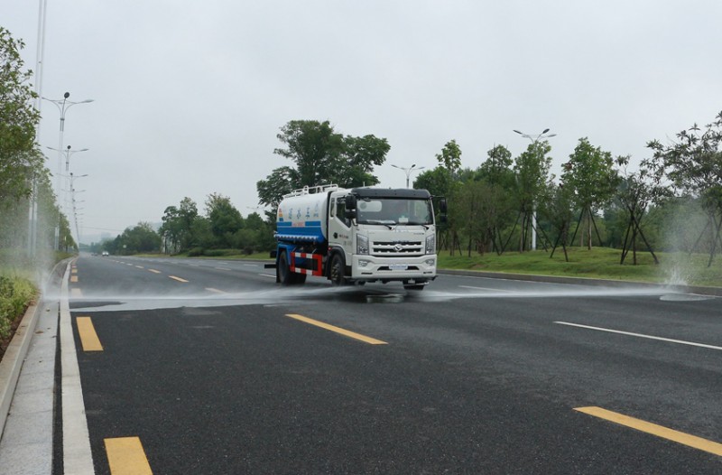 東風(fēng)環(huán)衛(wèi)灑水車工作圖