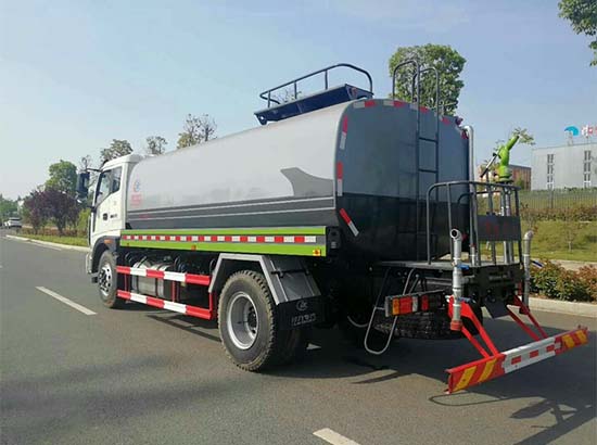 福田瑞沃15噸灑水車(chē)后右面圖