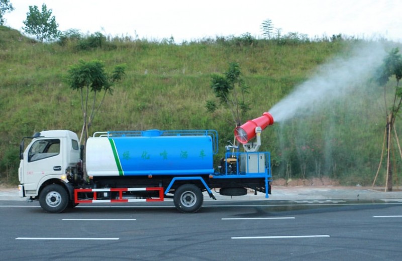 灑水車帶霧泡，可用作樹林噴藥