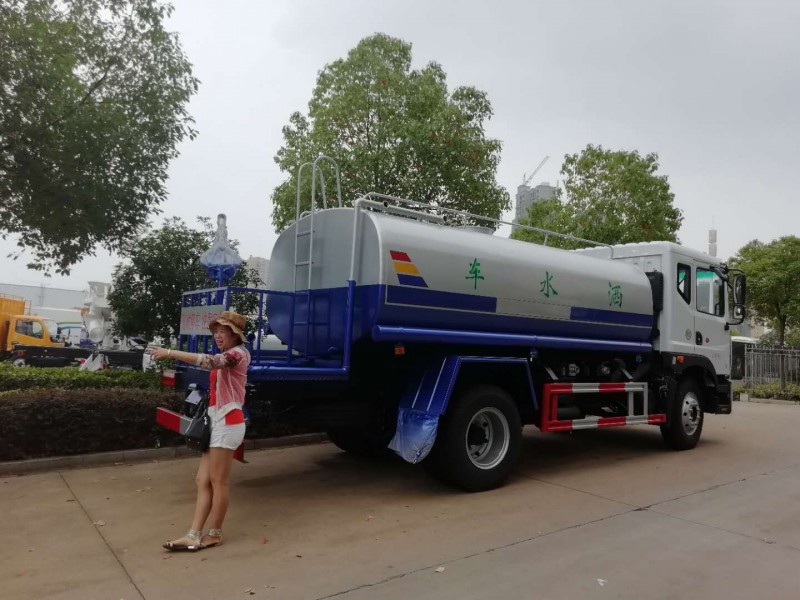 東風(fēng)D9 12噸灑水車后右面圖