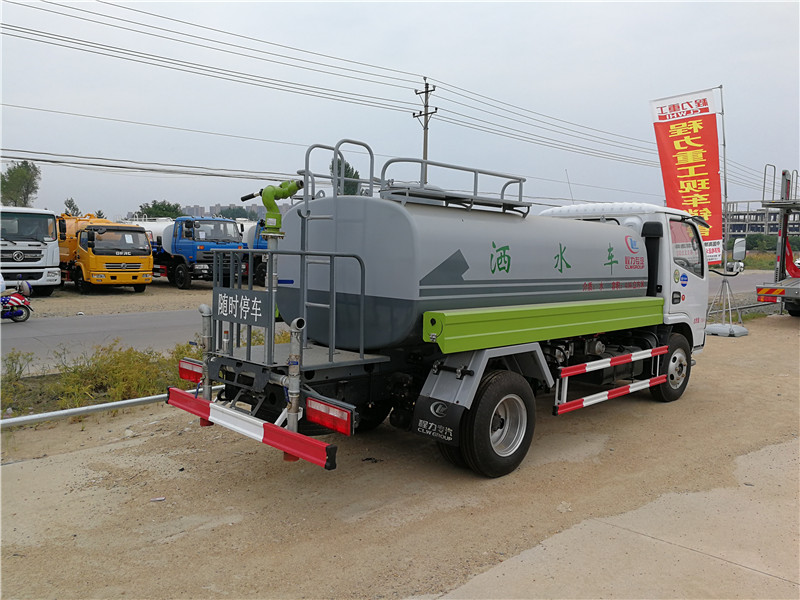 東風(fēng)5噸灑水車后右面圖