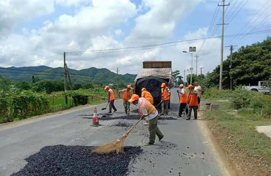 環(huán)衛(wèi)工人們對路面進行修補