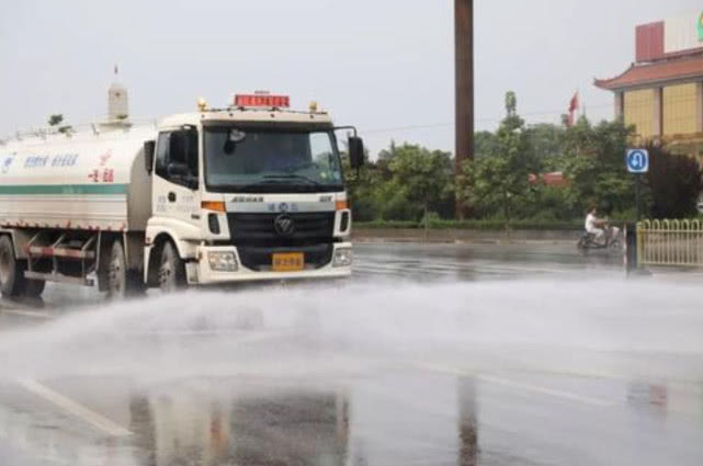 灑水車正在工作