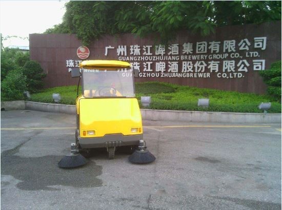 小型道路清掃車工作實(shí)拍