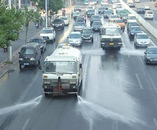 綠化灑水車在城市道路灑水車