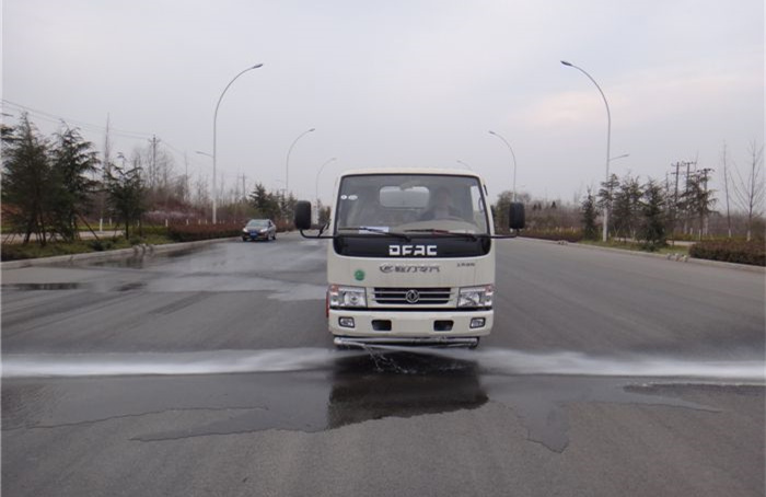 東風(fēng)灑水車正面圖